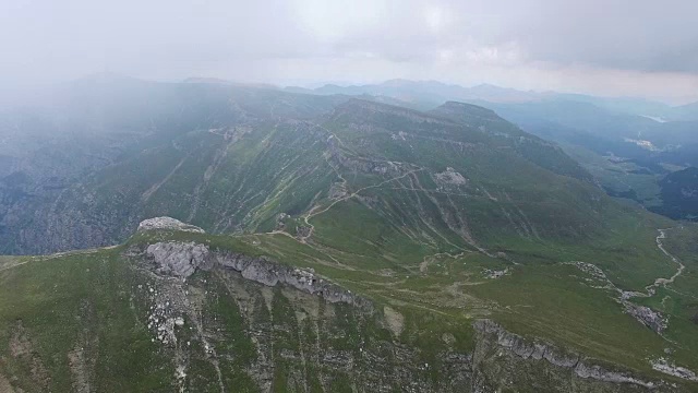 从云层中鸟瞰buegi山脉，罗马尼亚视频素材