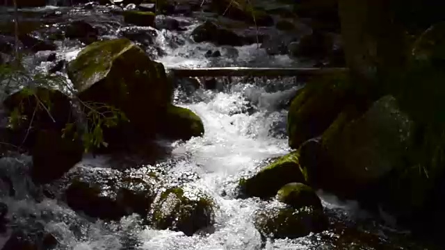 山涧中有巨大的黑色石头视频素材