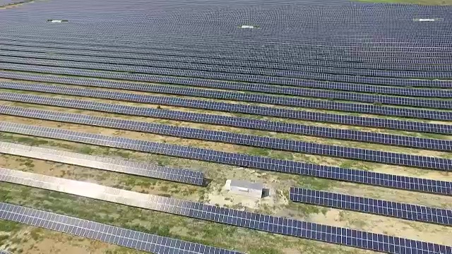 太阳能电池板的空中拍摄-太阳能发电厂。视频素材