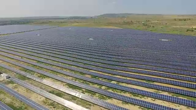 太阳能电池板的航拍-太阳能发电厂。视频素材