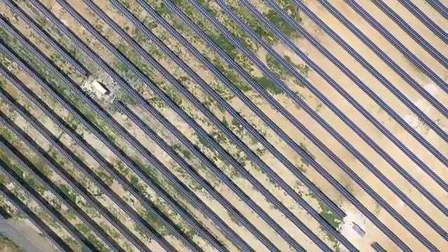 太阳能电池板的航拍-太阳能发电厂。视频下载