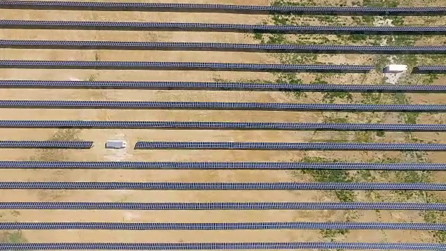 太阳能电池板的航拍-太阳能发电厂。视频下载