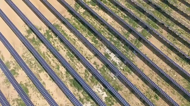 太阳能电池板的航拍-太阳能发电厂。视频素材