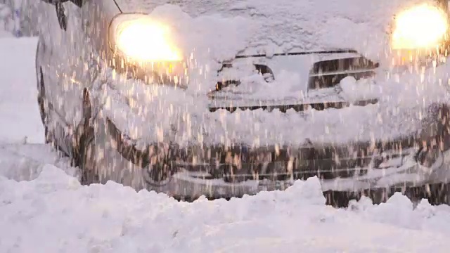 汽车在积雪的路上抛锚了视频素材