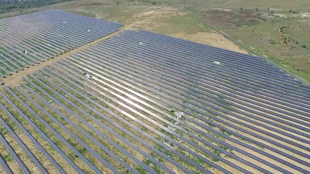 太阳能电池板的航拍-太阳能发电厂。视频素材