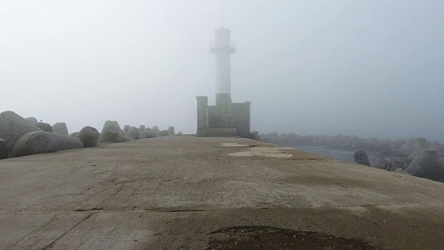 在浓雾和薄雾中，灯塔上空的日出，鸟瞰图视频素材