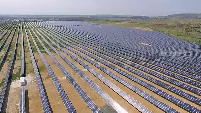 太阳能电池板的航拍-太阳能发电厂。视频素材