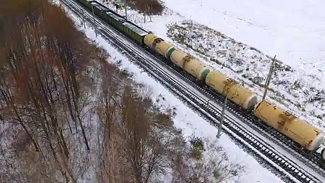 冬季铁路上的货运列车。汽油,燃料罐。空中拍摄视频素材