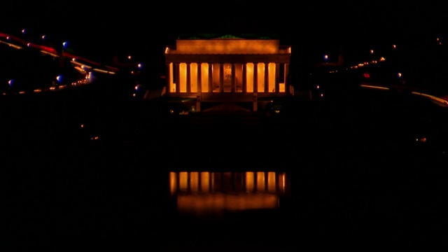 林肯纪念堂黄昏到夜晚的高角度时间流逝交通/反射池前景和Potomac背景/华盛顿特区视频素材