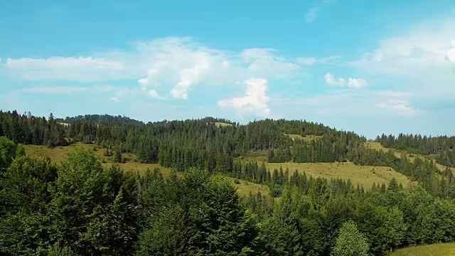 在美丽的绿色山上，云的时间流逝视频素材