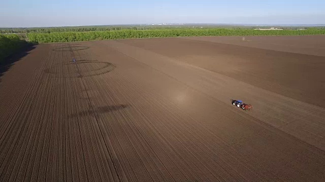 拖拉机在收获地里的天线视频素材