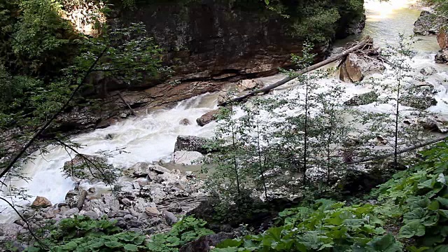 那山在岩石间流淌视频素材