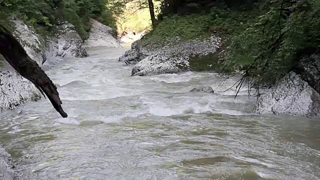 那山在岩石间流淌视频素材