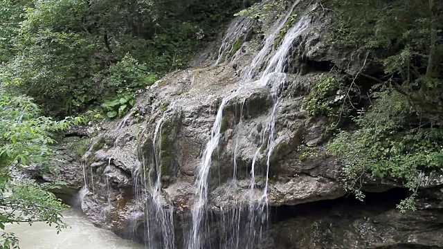 夏日森林中的瀑布视频素材