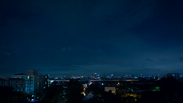 夜间，暴风雨的云层伴随着闪电掠过曼谷的城市景观。1080年FHD间隔拍摄视频素材