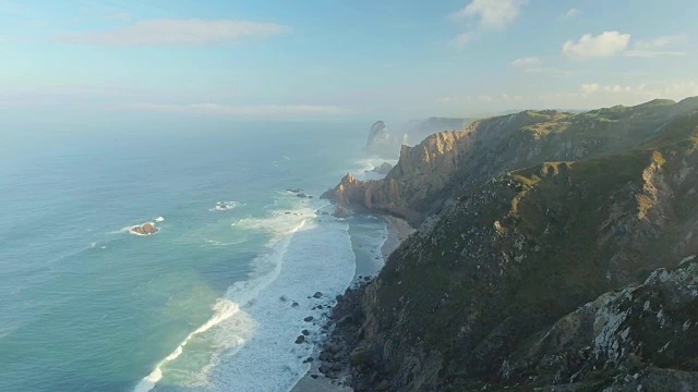 史诗悬崖和海浪视图视频素材