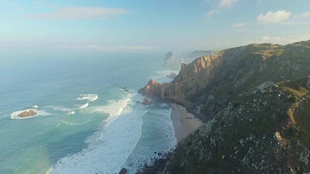 史诗悬崖和海浪视图视频素材