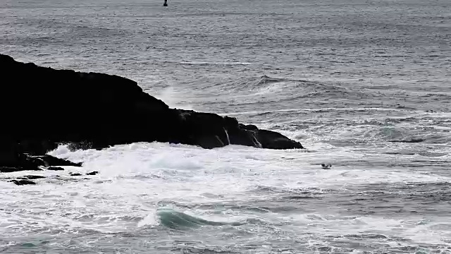 海浪冲击黑熔岩海岸俄勒冈视频素材