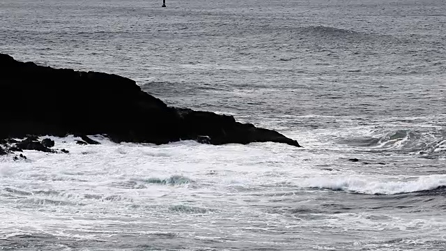 海浪撞击黑色熔岩海岸俄勒冈缓慢的动作视频素材