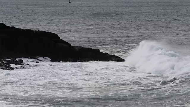 海浪撞击黑色熔岩海岸俄勒冈缓慢的动作视频素材