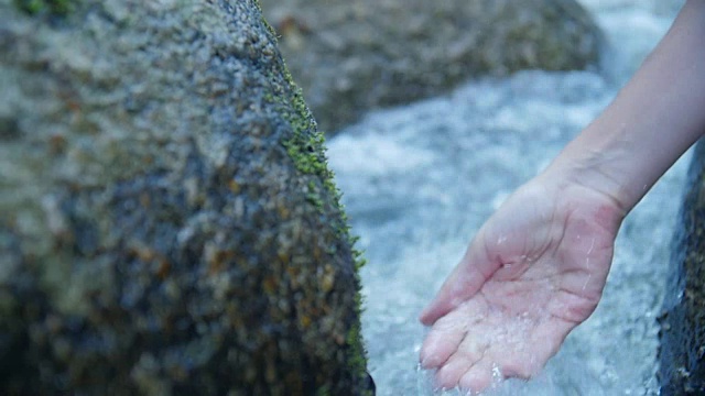 女手在水流中视频素材