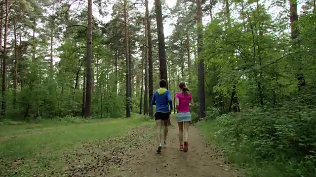 在森林里奔跑视频素材