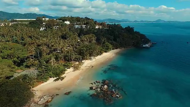 航拍:在狂野的海滩上着陆。视频素材