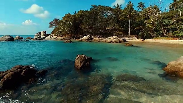 空中飞行:在海上的水和岩石上飞行。视频素材