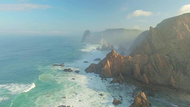 史诗悬崖和海浪视图视频素材