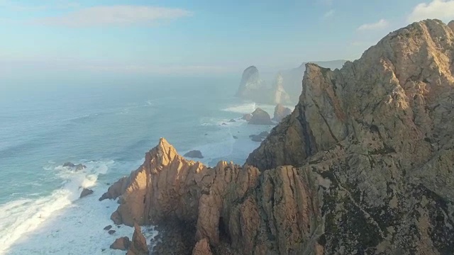 史诗悬崖和海浪视图视频素材