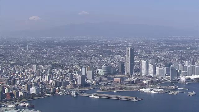 日本，以富士山为背景的横滨港视频素材