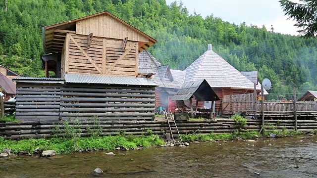 山河附近的木屋视频素材