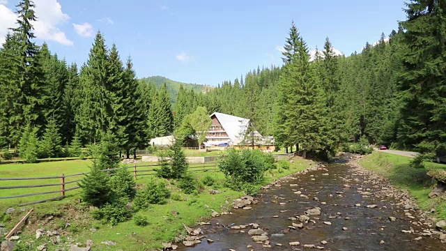 喀尔巴阡山河附近的小屋视频素材