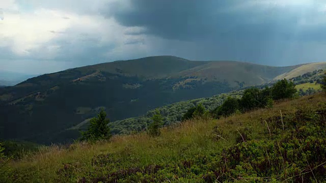 山区雨云的时间流逝视频素材