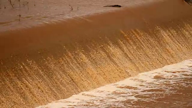 泰国北部河流上的水堰视频素材