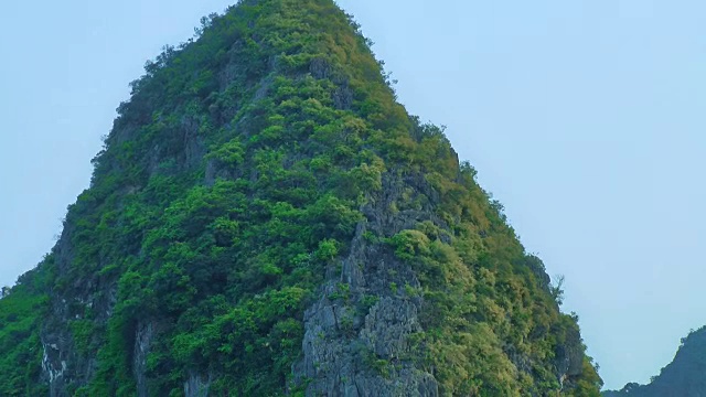 越南，东南亚下龙湾的岩石岛屿。联合国教科文组织世界遗产。下龙湾风景优美，有石灰岩山脉和大海。视频素材