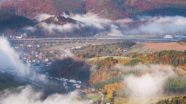 秋天的风景时间流逝，山和村庄与雾蒙蒙的早晨，斯洛伐克视频素材