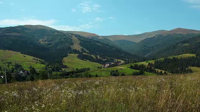 时间流逝的云和美丽的绿色山脉视频素材