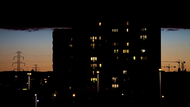 时间流逝的住宅街区在夜晚与移动的云背景视频素材