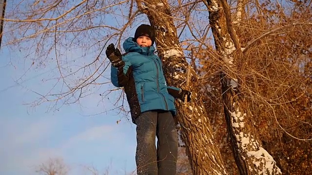 一个孩子跳进了雪里视频素材