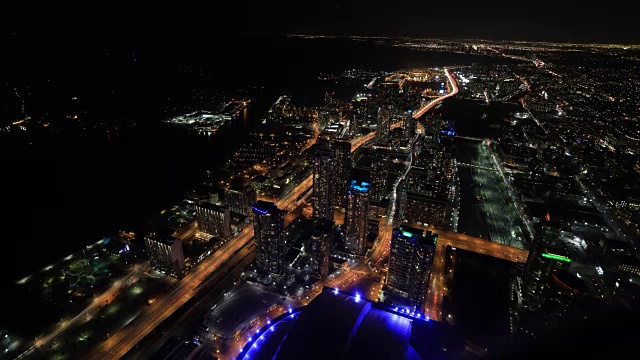 夜间多伦多市中心上空的空中时间间隔视频素材