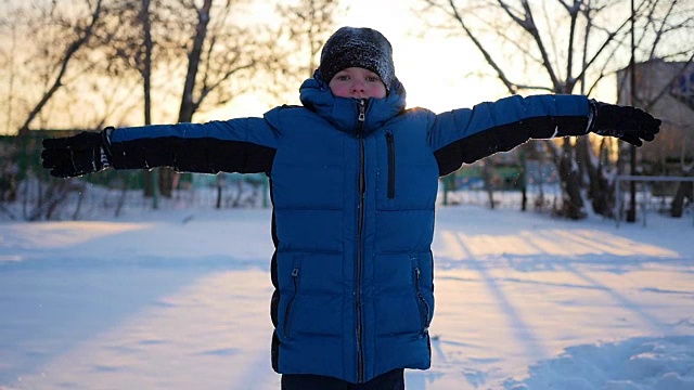 一个孩子在雪地里跌倒了视频素材