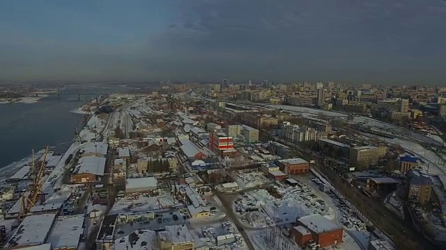 在一个霜冻的日子里俯瞰新西伯利亚市视频下载