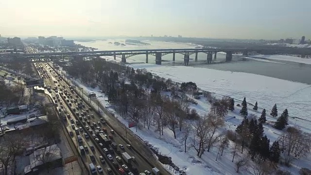 在一个霜冻的日子里俯瞰新西伯利亚市视频素材