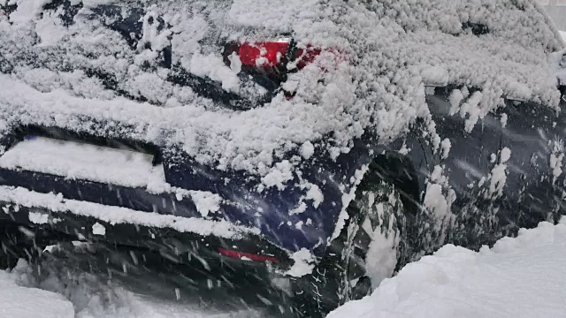 汽车在积雪的路上抛锚了视频素材