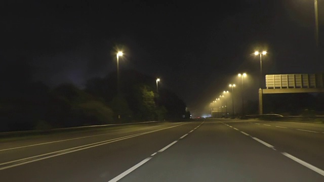 夜间公路上有雾视频素材