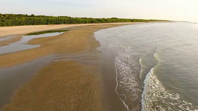 鸟瞰日出时美丽的太阳和大海视频素材