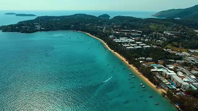 航拍:飞往拉瓦伊海滩。视频素材