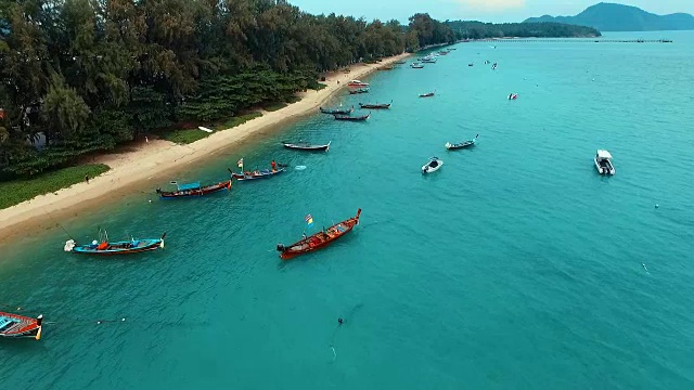 航拍:沙滩上的长尾船。视频素材