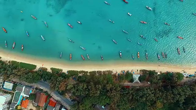 航拍:用长尾船俯瞰拉瓦伊海滩。视频素材